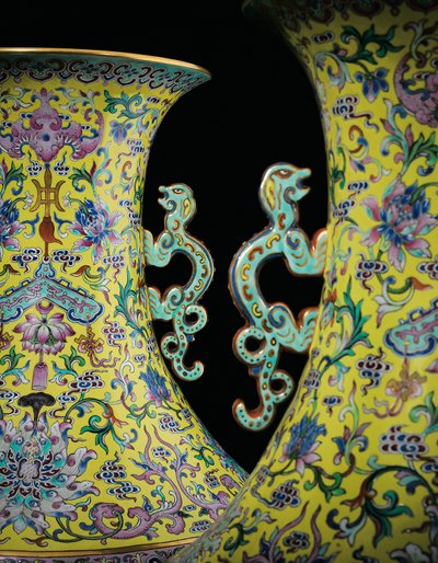Detalle de un par de jarrones imperiales Famille Rose de Qing Dynasty   Jiaqing Period Chinese School