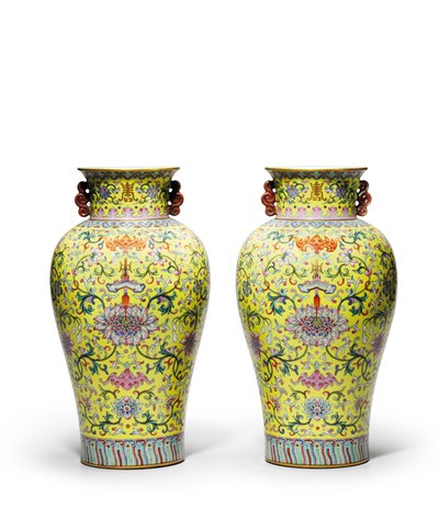 Par de jarrones famille rose de fondo amarillo de Qing Dynasty   Jiaqing Period Chinese School