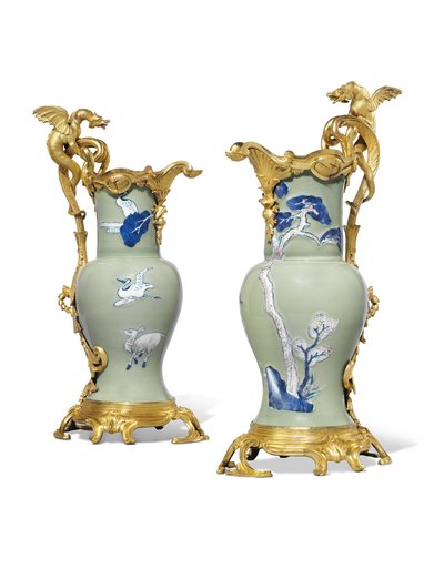 Un par de jarras Luis XV, porcelana 1662-1722, monturas c.1745-49 de Qing Dynasty   Kangxi Period Chinese