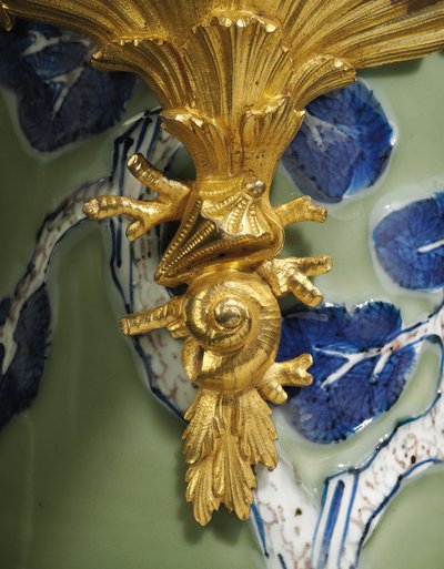 Una de un par de jarras de Luis XV, porcelana 1662-1722, monturas c.1745-49 de Qing Dynasty   Kangxi Period Chinese