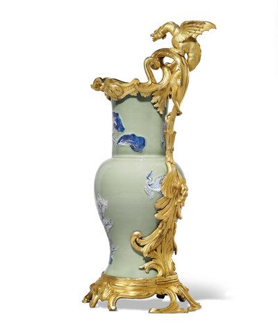 Uno de un par de jarras Luis XV, porcelana 1662-1722, monturas c.1745-49 de Qing Dynasty   Kangxi Period Chinese