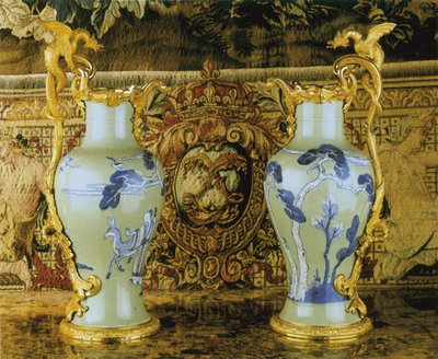 Un par de jarras Luis XV, porcelana 1662-1722, monturas c.1745-49 de Qing Dynasty   Kangxi Period Chinese School