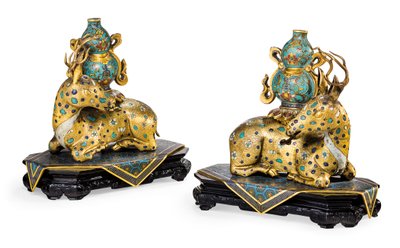 Un par de ciervos reclinados de Qing Dynasty   Qianlong Period Chinese School