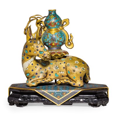 Un par de ciervos reclinados de Qing Dynasty   Qianlong Period Chinese School