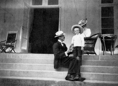Rey Haakon VII de Noruega, su hijo Olav y la Princesa Victoria en Bygdøy, Noruega, 1908 de Queen Alexandra