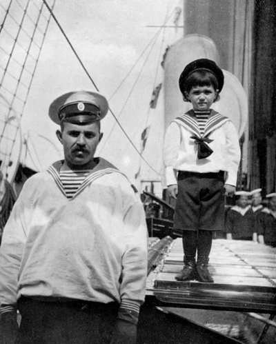 El pequeño Cesarevitch con su amigo marinero, 1908 de Queen Alexandra