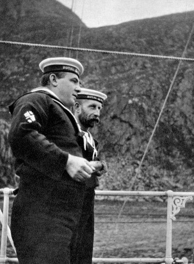 Dos marineros en el yate real frente a la costa de Noruega, 1904-1908 de Queen Alexandra