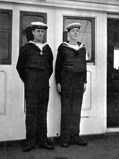 Dos chicos de barco en el yate real Victoria y Albert III, 1908 de Queen Alexandra