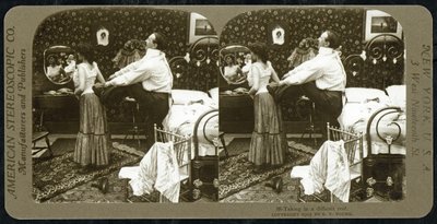 Tarjeta estereoscópica que muestra a una mujer atándose un corsé, publicada por la American Stereoscopic Company. de R.Y Young