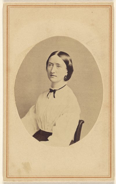 [Mujer no identificada, sentada] de R. A. Lord