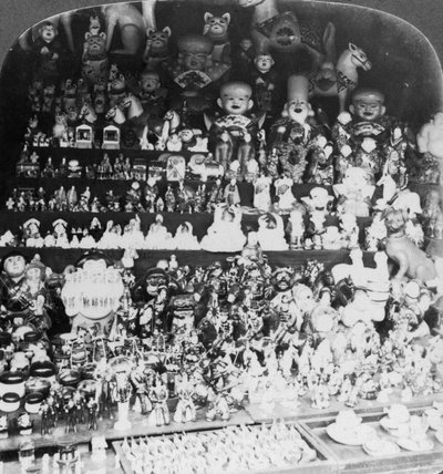 Una tienda de juguetes en Kioto, Japón, 1901 de R. Y. Young