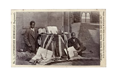 James Chuma y Abdullah Susi con artefactos de David Livingstone, Newstead Abbey, Inglaterra, junio de 1874 de R. and Son Allen