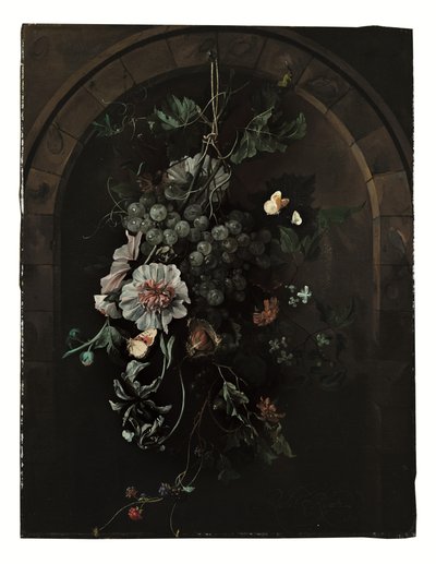 Un enjambre de uvas, malvarrosas, lirios, malvas, caléndulas africanas, clemátides, un castaño de indias y moras con mariposas y otros insectos suspendidos ante un arco de piedra. de Rachel Ruysch