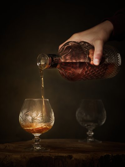 Servir licores selectos de Radek Pohnan
