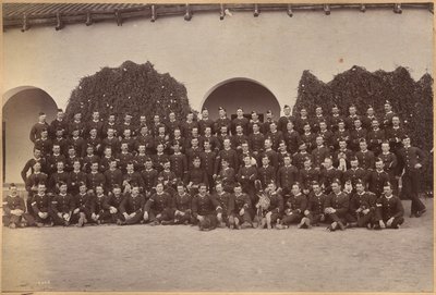 B. a la atención del Regimiento de Devonshire, Jhansi (anverso) de Raja Deen Dayal