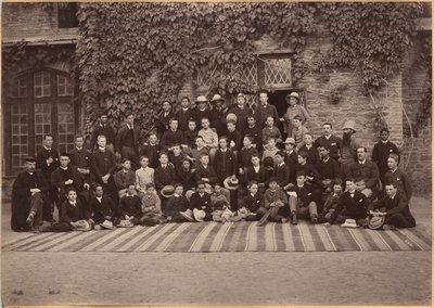 Alumnos y personal de enseñanza media, Bishop Cotton School, Shimla (verso) de Raja Deen Dayal