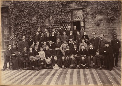 Clase de primaria, Bishop Cotton School, Shimla (recto) de Raja Deen Dayal