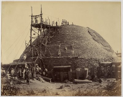 Estupa Sanchi del suroeste durante las reparaciones de Raja Deen Dayal