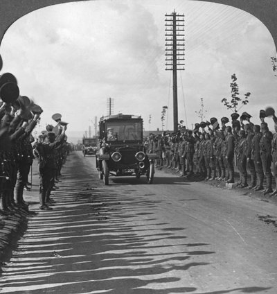 Una visita real a las tropas, bienvenida entusiasta por los canadienses, Primera Guerra Mundial, c1914-c1918 de Realistic Travels Publishers