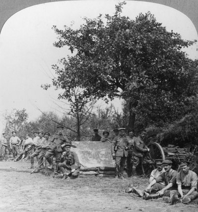 Una batería de la Artillería Real de Campaña disfrutando de unas horas de descanso en un bosque, Primera Guerra Mundial, c1914-c1918 de Realistic Travels Publishers