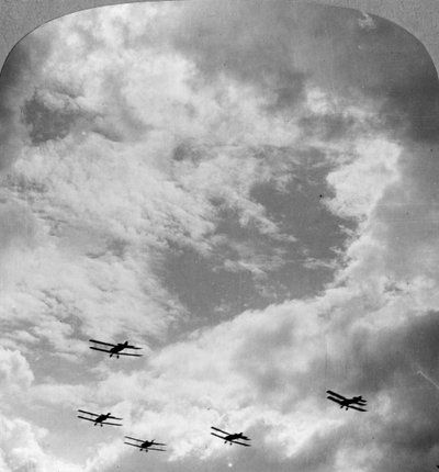 Un escuadrón de batalla en formación de combate, Primera Guerra Mundial, c1914-c1918 de Realistic Travels Publishers