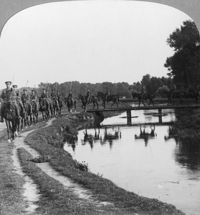 Un regimiento de la caballería de Allenby detrás de la línea, Ypres, Bélgica, Primera Guerra Mundial, c1914-c1917 de Realistic Travels Publishers