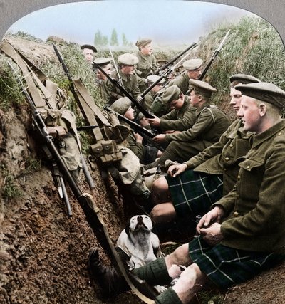 Una sección de los Highlanders de Seaforth tomando un momento de descanso, Primera Guerra Mundial, c1914-c1918 de Realistic Travels Publishers