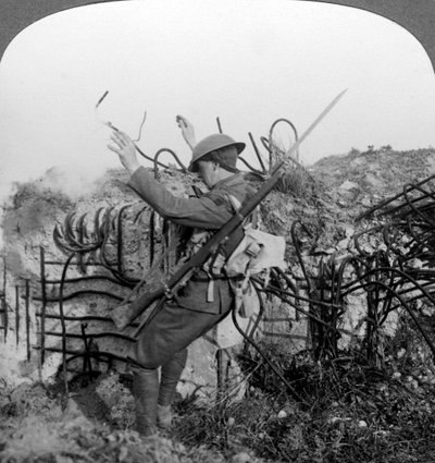 Un soldado activa una trampa explosiva, Primera Guerra Mundial, 1914-1918 de Realistic Travels Publishers