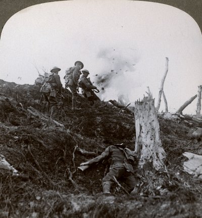 Avance a través de la Tierra de Nadie para asaltar las líneas alemanas, Primera Guerra Mundial, 1914-1918 de Realistic Travels Publishers