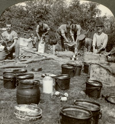 Cocineros del ejército preparando una comida, Primera Guerra Mundial, 1914-1918 de Realistic Travels Publishers