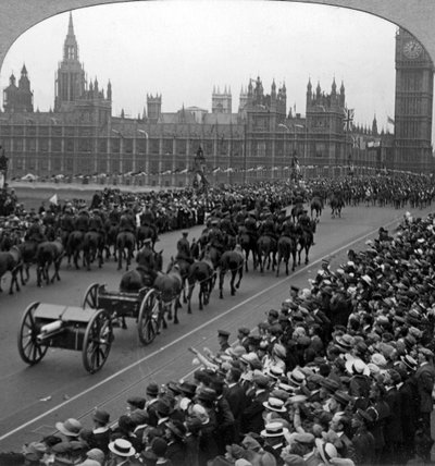 Artillería en la Gran Marcha de las Fuerzas del Imperio, Puente de Westminster, Londres, 1919 de Realistic Travels Publishers