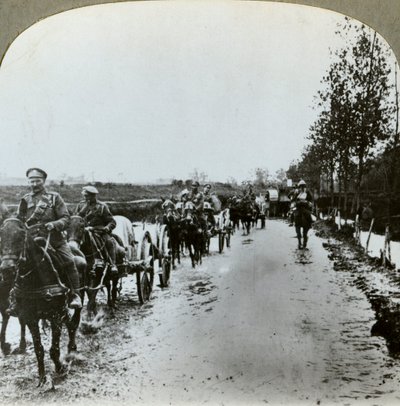 Artillería abriéndose camino a través del barro hacia Gommecourt, Francia, Primera Guerra Mundial, c. 1914-c. 1918 de Realistic Travels Publishers