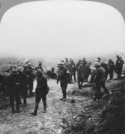 Atendiendo a los heridos en la carretera de Menin, Ypres, Flandes, Bélgica, Primera Guerra Mundial, c. 1914-c. 1918 de Realistic Travels Publishers