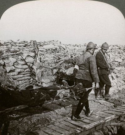 Camilleros belgas llevando heridos en una trinchera, Dixmude, Bélgica, Primera Guerra Mundial, 1914-1918 de Realistic Travels Publishers