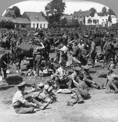 Tropas de caballería británica descansando en un pueblo francés, Primera Guerra Mundial, c1914-c1918 de Realistic Travels Publishers