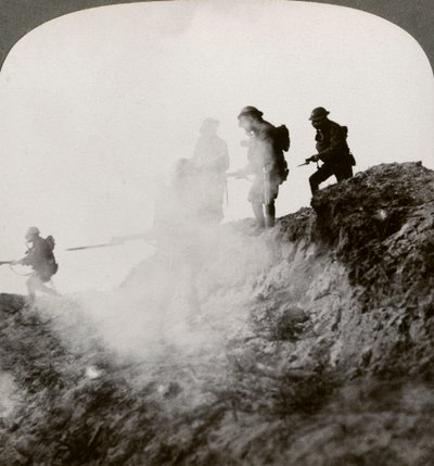 Soldados británicos avanzando bajo la cobertura de gas y humo, Francia, Primera Guerra Mundial, 1916 de Realistic Travels Publishers