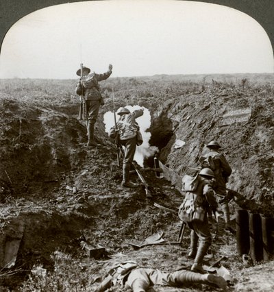 Soldados británicos atacando la Línea Hindenburg, Primera Guerra Mundial, 1917-1918 de Realistic Travels Publishers