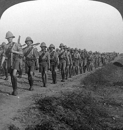 Soldados británicos marchando por el desierto hacia Bagdad, Primera Guerra Mundial, 1914-1918 de Realistic Travels Publishers