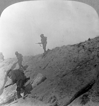 Tropas británicas avanzando a través del gas, Passchendaele, Ypres, Bélgica, Primera Guerra Mundial, c1914-c1918 de Realistic Travels Publishers