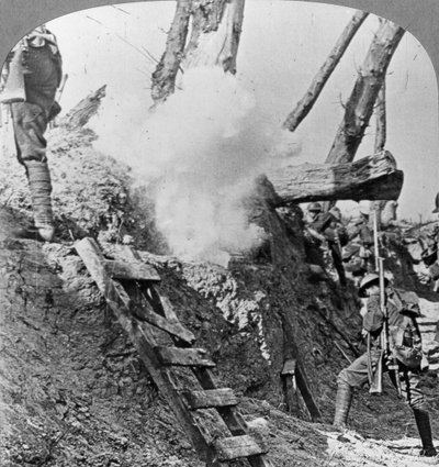 Tropas británicas saliendo de las trincheras, Flandes, Bélgica, Primera Guerra Mundial, c1914-c1918 de Realistic Travels Publishers