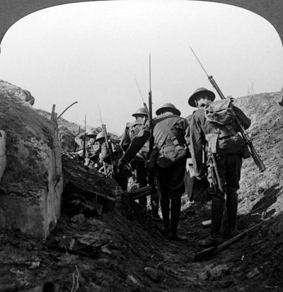 Tropas británicas en una trinchera capturada, Línea Hindenburg, Francia, Primera Guerra Mundial de Realistic Travels Publishers