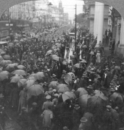 Tropas británicas desfilando en la calle Adderley, Ciudad del Cabo, Sudáfrica, Primera Guerra Mundial, c1914-c1918 de Realistic Travels Publishers