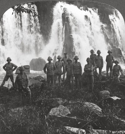 Tropas británicas refrescándose en una cascada, África, Primera Guerra Mundial, c. 1914-c. 1918 de Realistic Travels Publishers