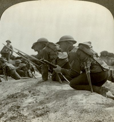Infantería canadiense asalta una posición alemana, Primera Guerra Mundial, 1914-1918 de Realistic Travels Publishers