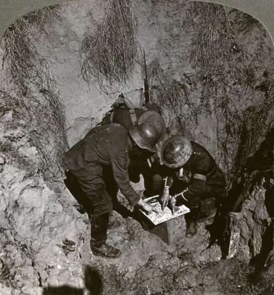 Prisionero alemán capturado dando información a sus captores, Primera Guerra Mundial, 1914-1918 de Realistic Travels Publishers