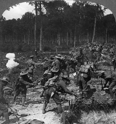 Trincheras capturadas fortalecidas para resistir el contraataque, Primera Guerra Mundial, 1914-1918 de Realistic Travels Publishers