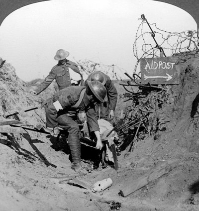 Llevando a un soldado herido a un puesto de primeros auxilios, Passchendaele, Bélgica, Primera Guerra Mundial, 1914-1918 de Realistic Travels Publishers