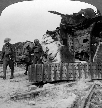 Bajas del frente pasan tanques destruidos, Villers-Bretonneux, Francia, Primera Guerra Mundial, 1918 de Realistic Travels Publishers