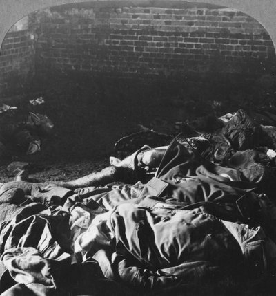 Cuerpos carbonizados de la tripulación de un Zeppelin derribado sobre Billericay, Essex, Primera Guerra Mundial, 1916 de Realistic Travels Publishers