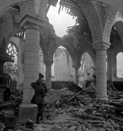 Iglesia en ruinas, Richebourg, Francia, Primera Guerra Mundial, 1914-1918 de Realistic Travels Publishers